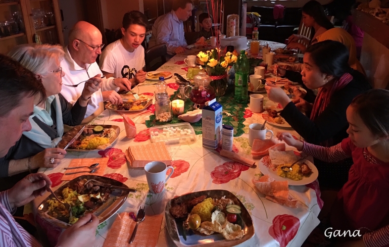 Lezatnya makan bersama di rumah