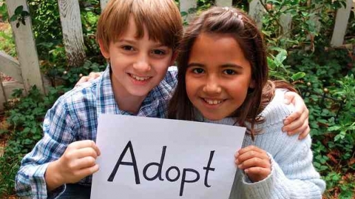 Dua orang anak yang membutuhkan adopsi oleh sebuah keluarga. Sumber: gbi-bethel.or.id