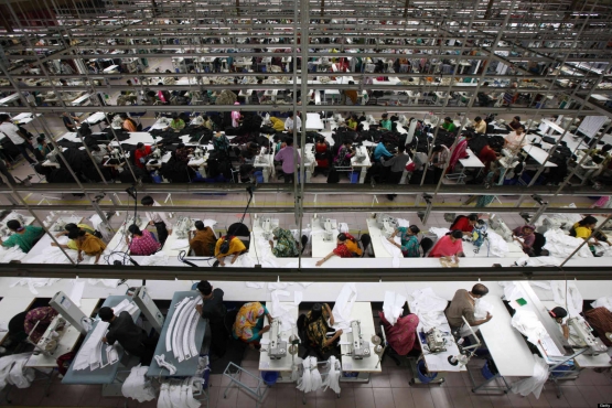 Pabrik garmen di Bangladesh. Photo: sacredimperfections.files.wordpress.com
