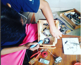 Proses pembuatan radio kayu Kobex's | Sumber gambar: Instagram javaleaf.bekasi