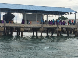 Warga Pulau Geranting menanti kehadiran Rombongan Baksos PPIS 2016.
