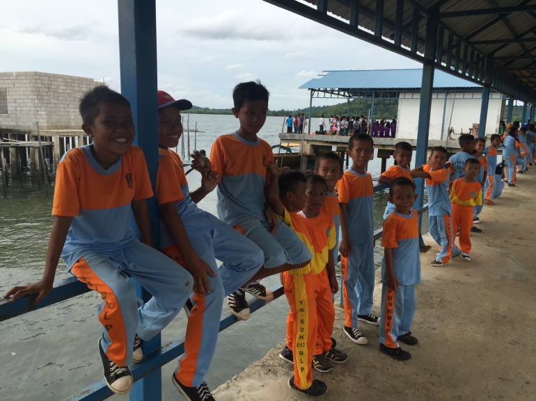 Senyum pelajar di Pulau Geranting menyambut kedatangan Rombongan Baksos PPIS 2016.