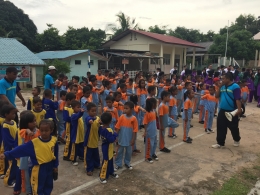Pelajar TK, SD dan SMP Satu Atap Sekolah Negeri 013 berbaris sebelum memulai aktivitas.