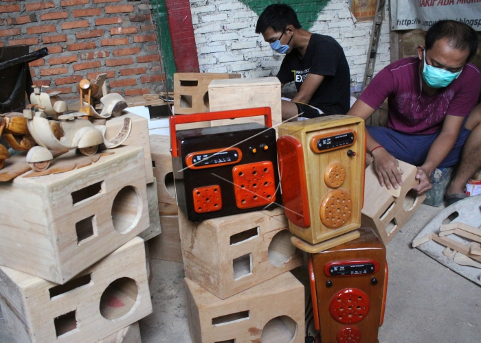 Perajin membuat kerajinan radio berbahan daur ulang kayu di workshop bengkel kerajinan kawasan Margahayu, Bekasi, Jawa Barat, Senin (9/5). Perajin memanfaatkan bahan daur ulang kayu itu untuk dibuat kerajinan tangan, radio, lampu hias dan pajangan scooter yang dijual dari Rp150 ribu hingga Rp500 ribu tergantung ukuran dengan pemasaran hingga Malaysia, Jepang dan Korea. ANTARA FOTO/Risky Andrianto
