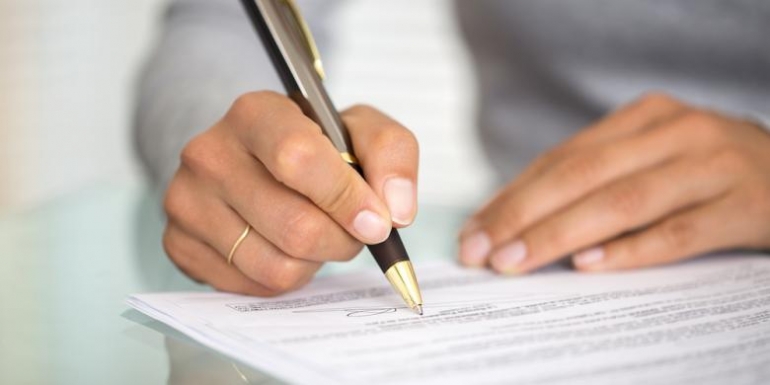 Ilustrasi - tanda tangan kontrak kerja. (Shutterstock)