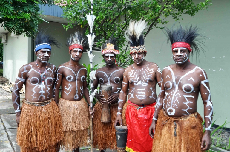Para penari yang menampilkan tarian Suku Kamoro (dok. pri)