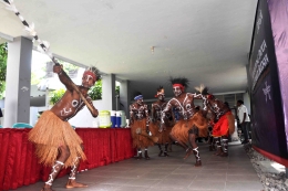 Tarian penyambutan pada acara 'Bicara Papua' di PKKH UGM, Yogyakarta (dok.pri) 