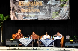 Moderator dan ketiga narasumber saat talkshow Meneropong Papua dari Kacamata Budaya (dok. pri)
