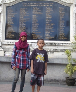 Kedua putra penulis di depan Monumen Bom Bali (dok. pri)
