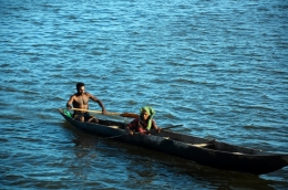 Aktifitas Suku Kamoro saat mencari ikan (ilustrasi dari http://old.hifatlobrain.net/2011/11/kamoro-life.html)
