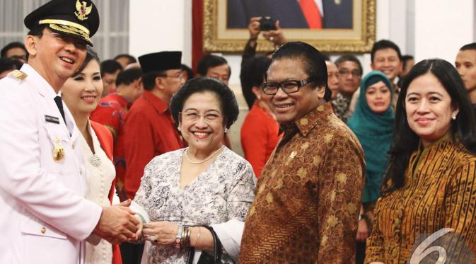 Ahok dan Megawati berjabat tangan usai pelantikan Ahok sebagai Gubernur DKI Jakarta, 19/11/2014 (Liputan6.com)