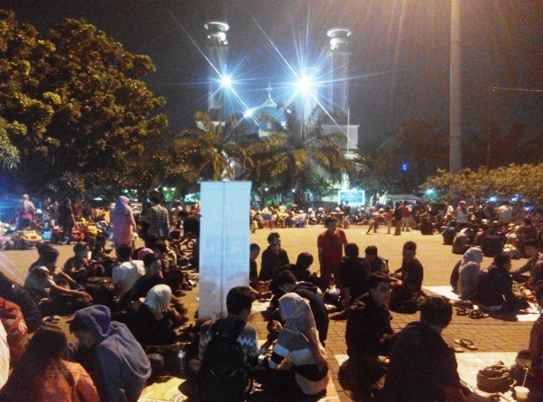 Masjid Agung Al-Barkah di seberang jalan ikut menentramkan hati (dokpri)