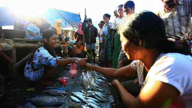 Praktik jual beli dengan cara barter atau bertukar barang bisa agan temukan ketika berwisata ke Pulau Komodo (dok. Kompas TV)