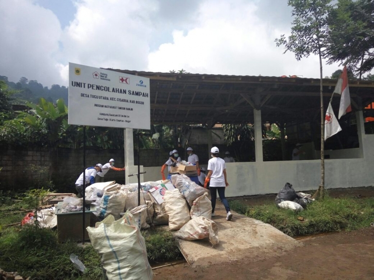 Bantuan Mesin pengolah sampah plastik dari Zurich Insurance untuk Unit Pengolahan Sampah di desa Tugu Utara, Cisarua Bogor.(Foto: Doc. Pribadi )