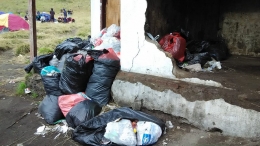 Tumpukan sampah di Ranu Kombolo, Minggu (15/5/2016) pagi. Foto: Sutomo Paguci.