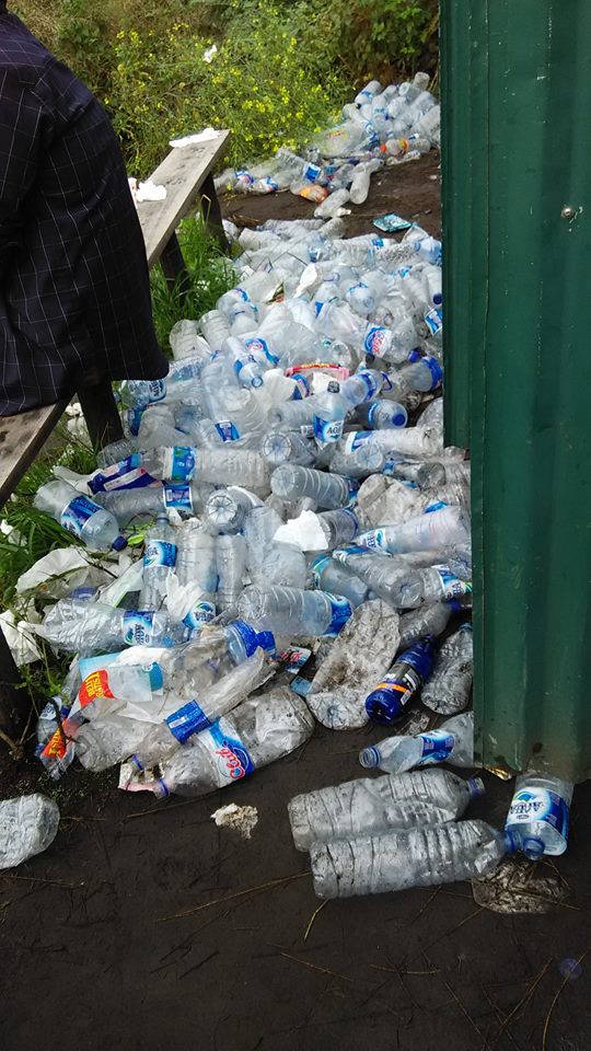 Sampah plastik bertebaran di sekitar toilet Ranu Kombolo, Minggu (15/5/2016). Foto: Sutomo Paguci.
