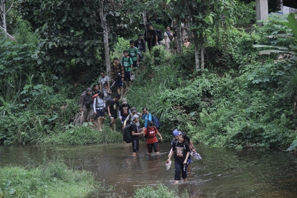 yayasan-palung-bersama-sispala-repatones-sma-pl-st-yohanes-menuju-camp-lubuk-baji-untuk-belajar-langsung-di-hutan-jpg-5751298e9597739a078c882b.jpg