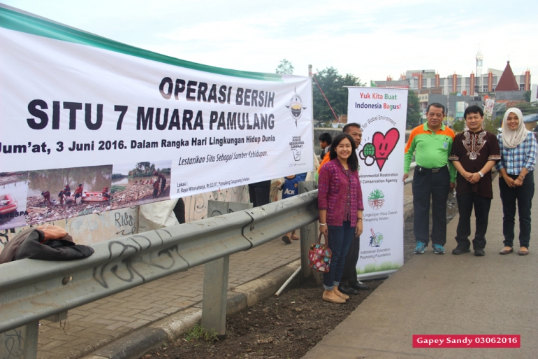 Hadir walau sejenak, Kepala BLHD Tangsel, Rahmat Salam (nomor tiga dari kanan). (Foto: Gapey Sandy)