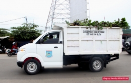 Mobil angkut DKPP terus bolak-balik membuang eceng gondok dan sampah dari Situ Tujuh Muara. (Foto: Gapey Sandy)