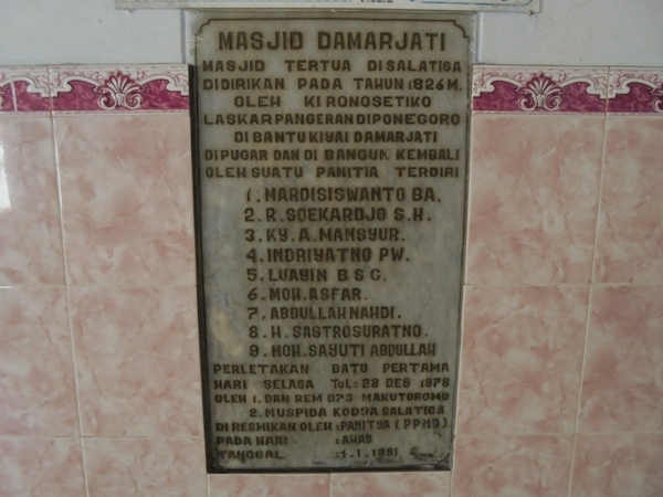 Prasasti di dinding Masjid Damarjati (foto: dok pri)