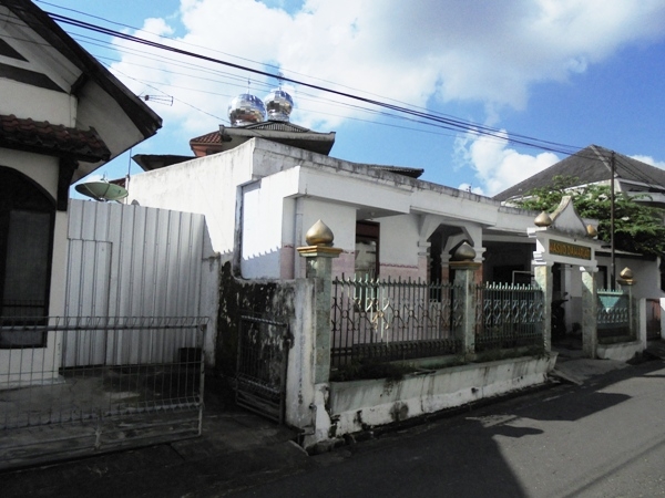 Berhimpitan dengan rumah warga (foto: dok pri)