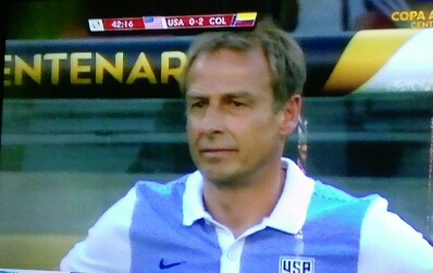 Raut kekecewaan Jurgen Klinsmann saat AS tertinggal dua gol pada babak pertama (FotoLdokpri@prattemm - Live KompasTV)