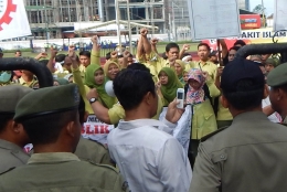 Ratusan Karyawan RSI Purwokerto Demo Menolak Mummadiyah di Rumah Sakitnya yang dilakukan di Halaman Kantor Pemkab setempat, hari Jumat.