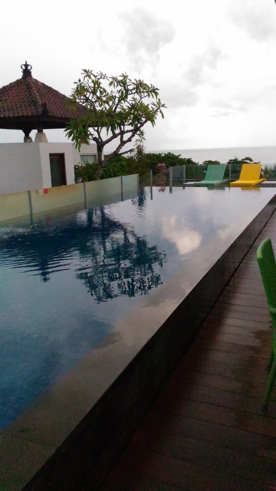 kolam renang di rooftop hotel (dok.pri)