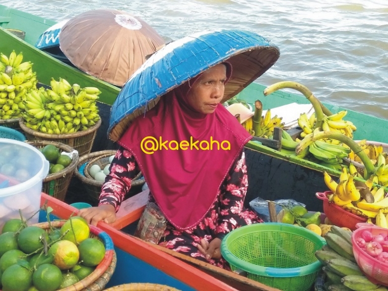 Pasar terapung Banjarmasin (Foto : Koleksi Pribadi)
