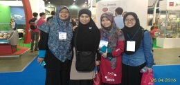 Muslimah Indonesia dan Malaysia di Expo Halal Moskow 2016.