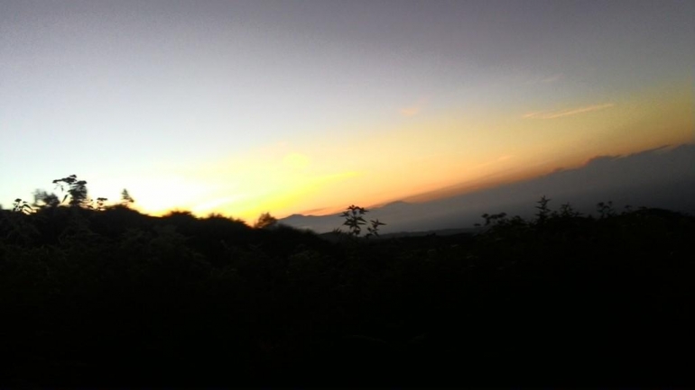 Sunrise dari mobil. B29, Lumajang, Jawa Timur (dok.pri)