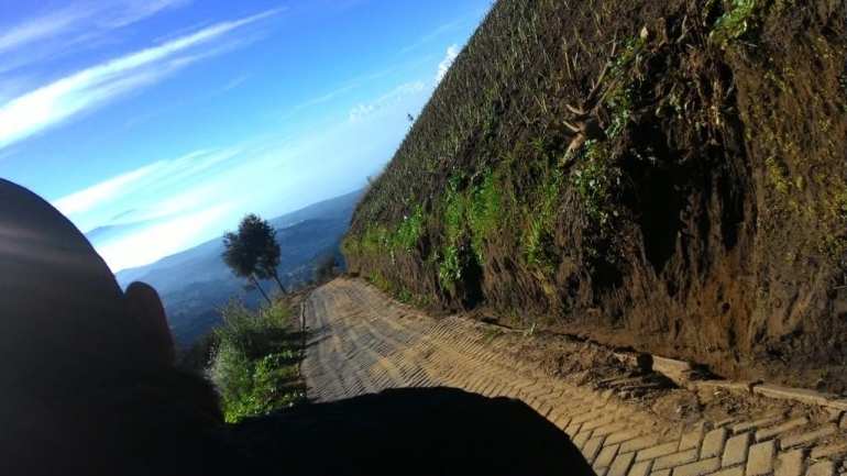 Hanya sedikit jalur berpaving seperti ini. Puncak B29, Lumajang, Jawa Timur (dok.pri)