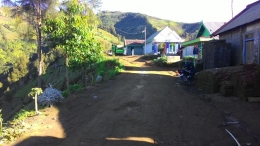 Memecah kesunyian desa di pagi hari. Jalur menanjak menuju puncak B29, Lumajang, Jawa Timur (dok.pri)