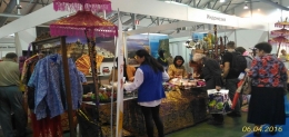 Batik, mi goreng, peyek, tempe, kopi dan lain sebaginya di Expo Halal Moskow 2016 