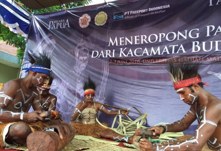 Suku Kamoro sedang berkreasi (Foto: Dok. Freeport)