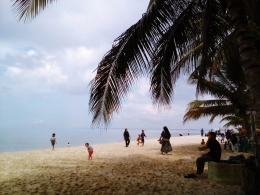 Wisatawan Lokal berkunjung di Pantai Kemala