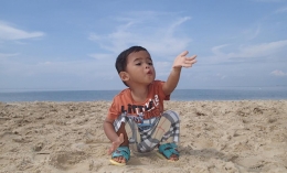 Si Kecil Unyu sedang main di Pantai Kemala | Dok. Pribadi