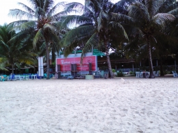 Pasir putih di Pantai Kemala