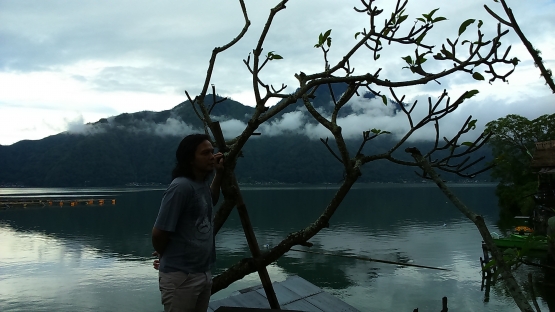 Pemandangan cantik di Toya Devasya dengan latar belakang Gunung dan Danau Batur. Foto: Dok. Pribadi.