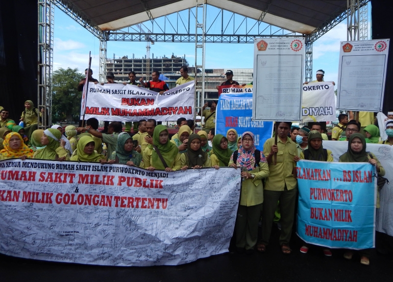 Ratusan Karyawan RSIP berdemo di komplek Gedung DPRD Banyumas, Jawa Tengah, belum lama ini.
