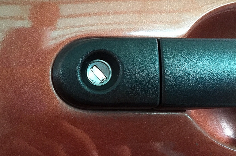 Kunci Kontak yang telah di rusak dan posisinya menjadi miring. Central lock pada mobil telah rusak sehingga mobil tidak dapat dikunci baik menggunakan remote maupun manual.