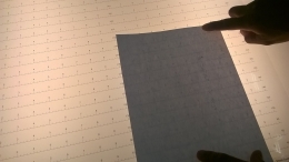 Salah seorang petugas menunjukkan cara kerja alat pengukur dimensi kertas (koleksi pribadi)