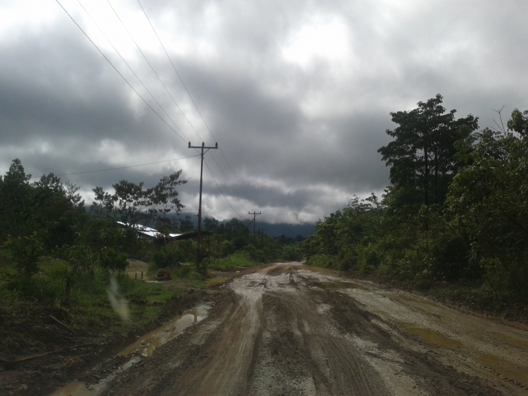 Medan jalan menuju Desa Malenggang