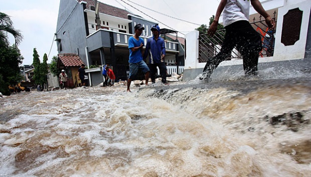 Wilayah Jakarta Utara yang diterjang rob menyebabkan kerugian dan terganggung aktivitas masyarakat. (sumber : tempo.co)