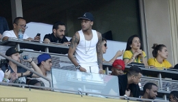 Neymar saksikan Brasil vs Ekuador/Getty Images/Dailymail.co.uk