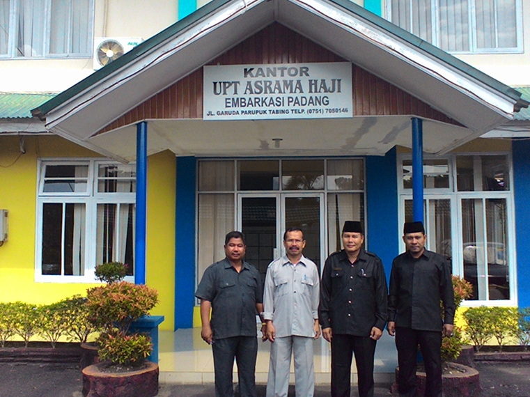 Unsur pimpinan UPT Asrama Haji Embarkasi Padang dengan kepalanya Ali Amran, MM (dua dari kanan). FOTO: DOK PRIBADI