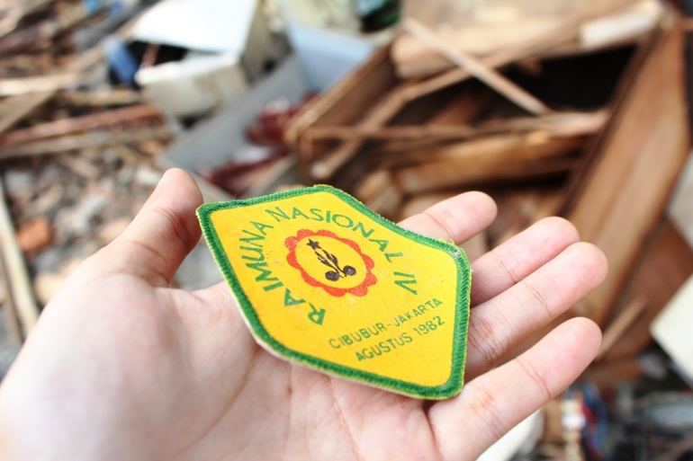 Salah satu badge Raimuna Nasional IV Tahun 1982 yang berhasil diselamatkan dari reruntuhan. (Foto: ISJ)
