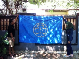 Bendera WAGGGS dengan lambang yang telah diperbarui. Bendera ini berukuran 1,4 x 2,2 meter. (Foto: ISJ)