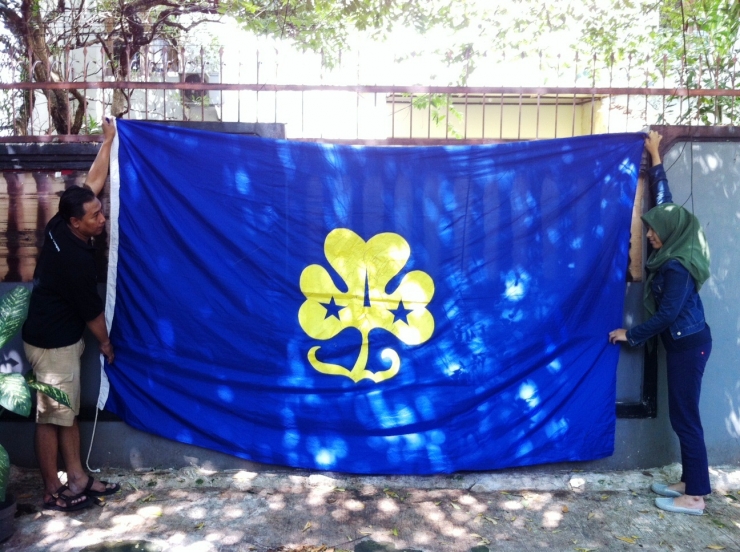 Bendera WAGGGS berukuran besar yang berhasil diselamatkan. Lambangnya masih lambang asli yang belum diperbarui. (Foto: ISJ)