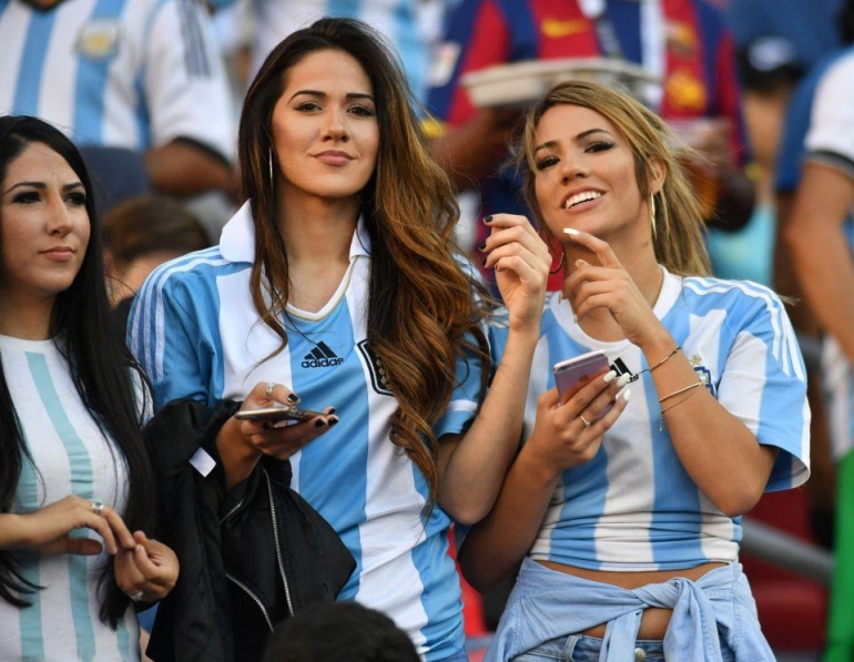 (Fans Wanita Argentina saat mendukung tim kesayangan kontra Chile)